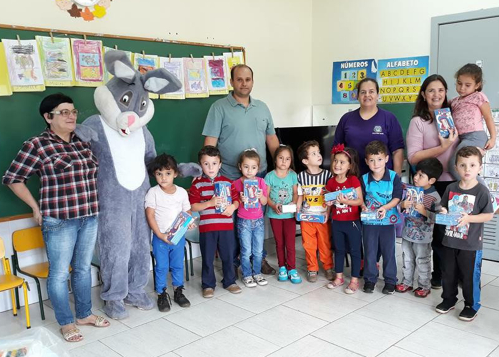 Prefeitura de Pinhal da Serra presenteou alunos do município