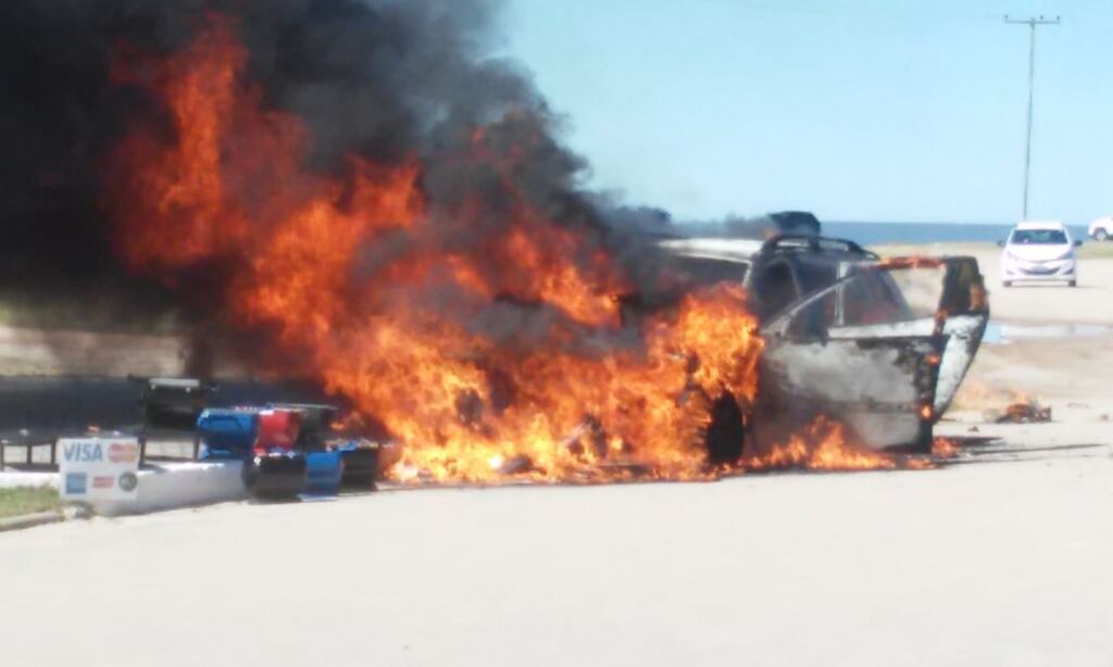 Carro pega fogo no Laranjal