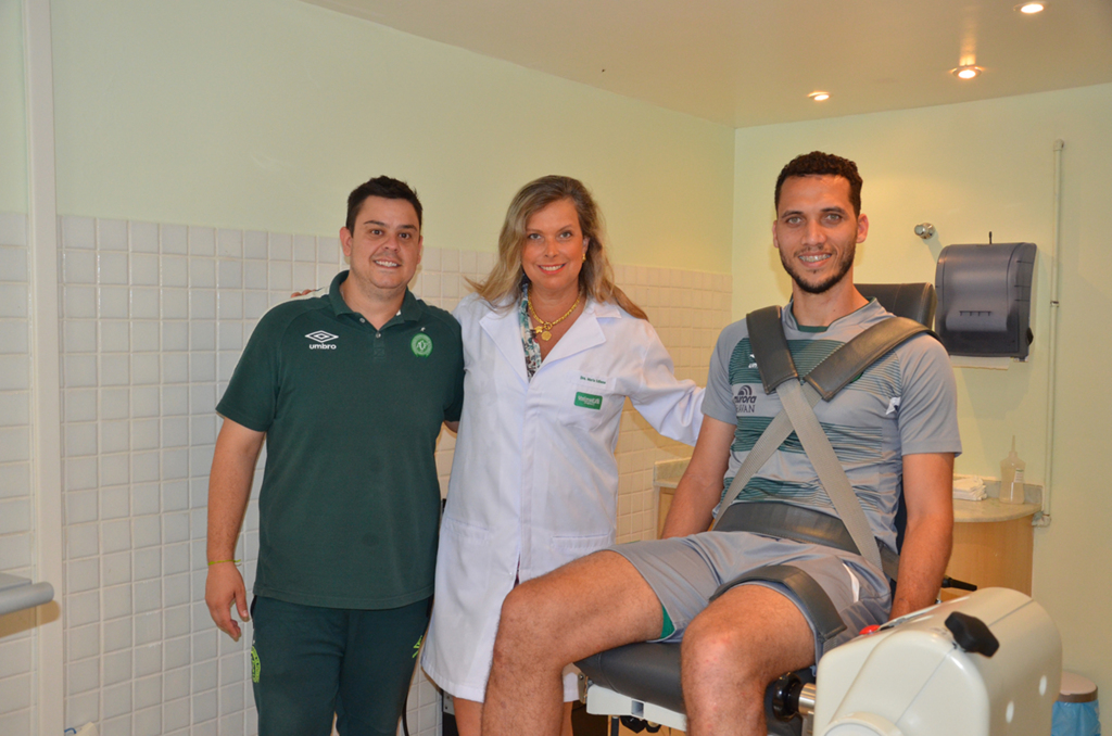  - Fisioterapeuta Maria Edilene Klauck, zagueiro Neto e o fisioterapeuta da Chapecoense Guilherme Dias Carli