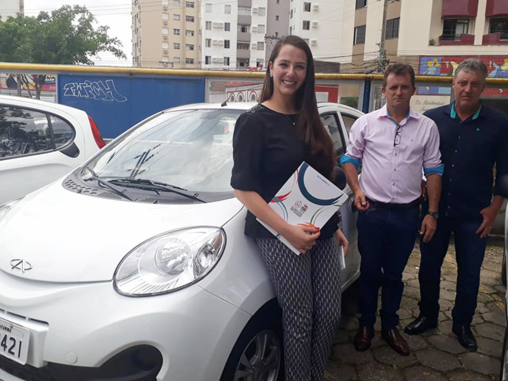 Cerro e Anita recebem veículo para Assistência Social via emenda parlamentar