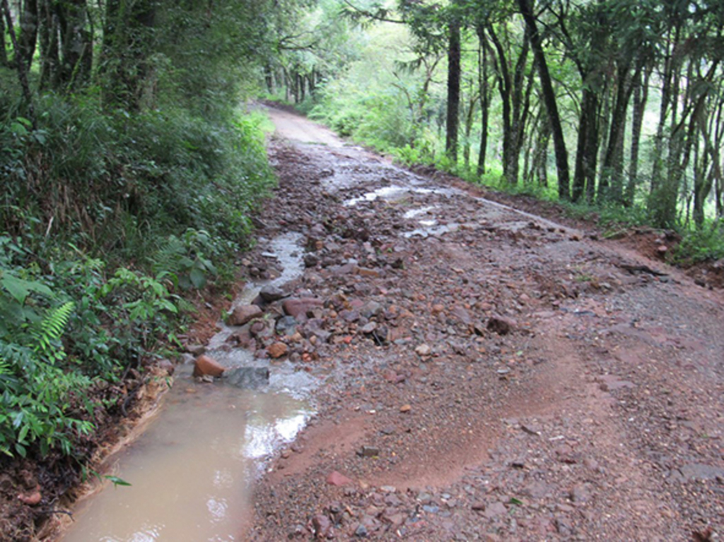 Chuvas causaram estragos em estradas de Pinhal da Serra
