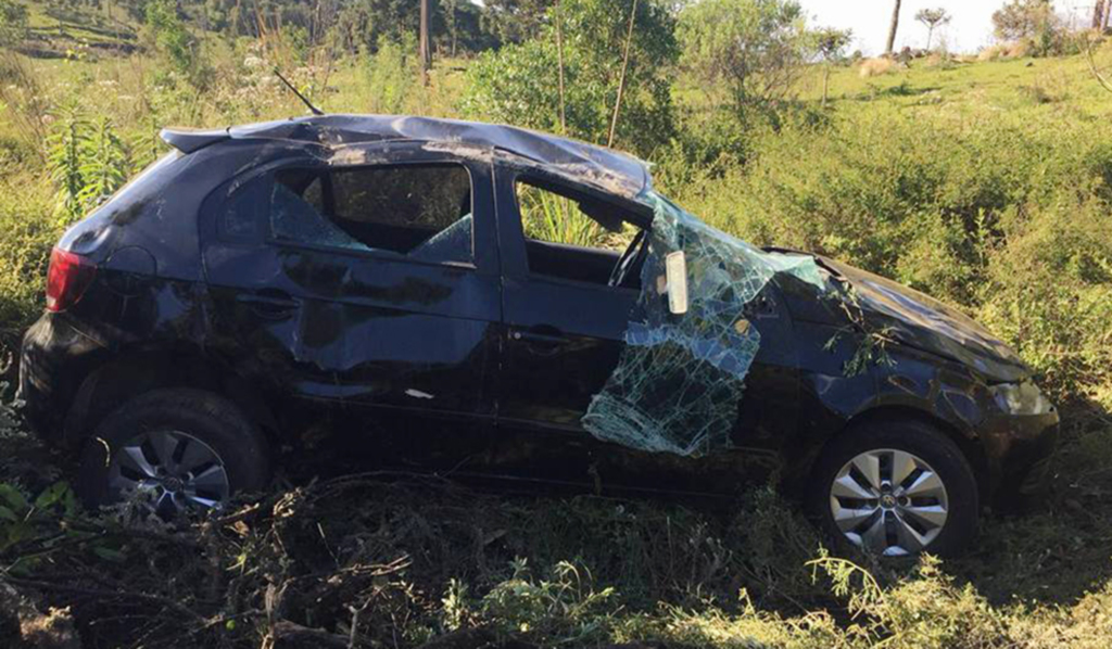 Saída de pista seguida de capotamento na SC-390, na Lagoa da Estiva