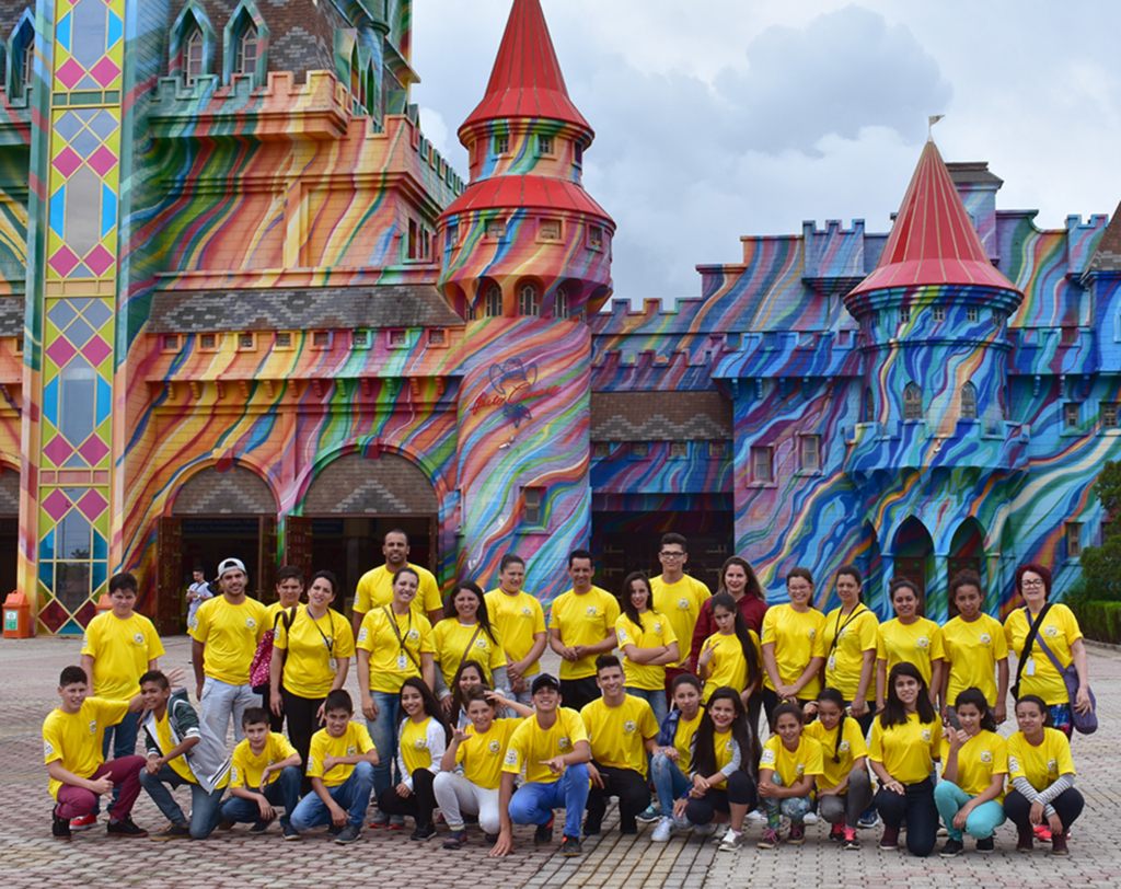 Projeto Juventude em Ação realiza viagem ao Parque Beto Carrero World