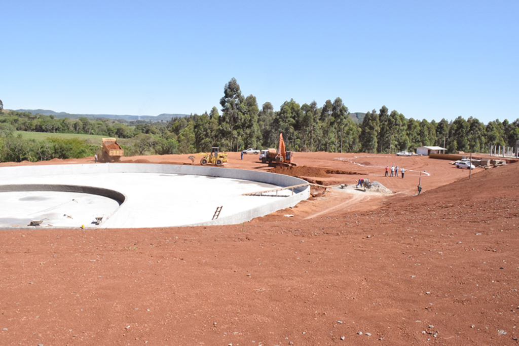 Escavações da segunda piscina do Parque Aquático em andamento