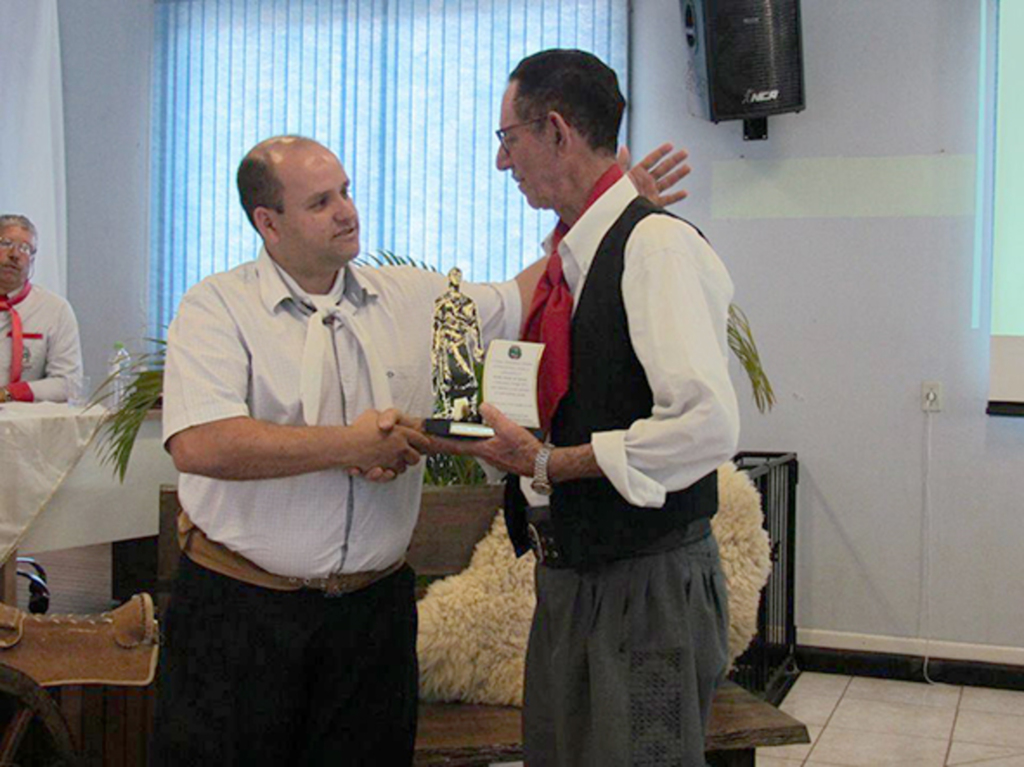Eurides Mendes do Amaral recebeu Troféu Raízes Farrapo 2017