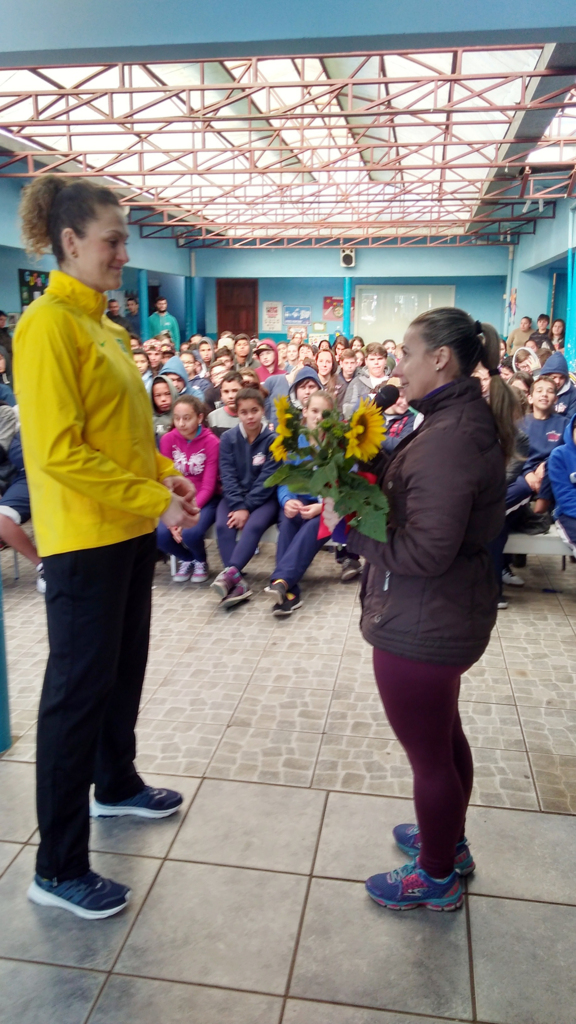 Ex-atleta olímpica de Handebol, dá palestra na Escola Kleinübing, na cidade de Capinzal