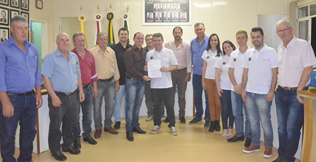 Câmara de Vereadores de Anita homenageia o Jornal Correio dos Lagos