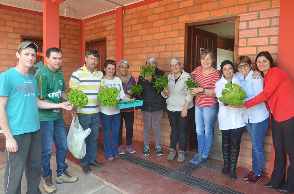 Verduras são doadas às escolas de Anita  através do Projeto Atitude Verde e Consciente