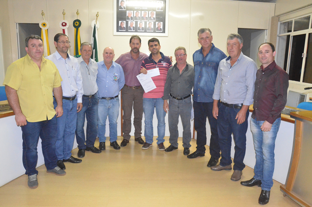 Vereadores homenagearam Nylcynho Mota pelos 20 anos de radialista em Anita Garibaldi
