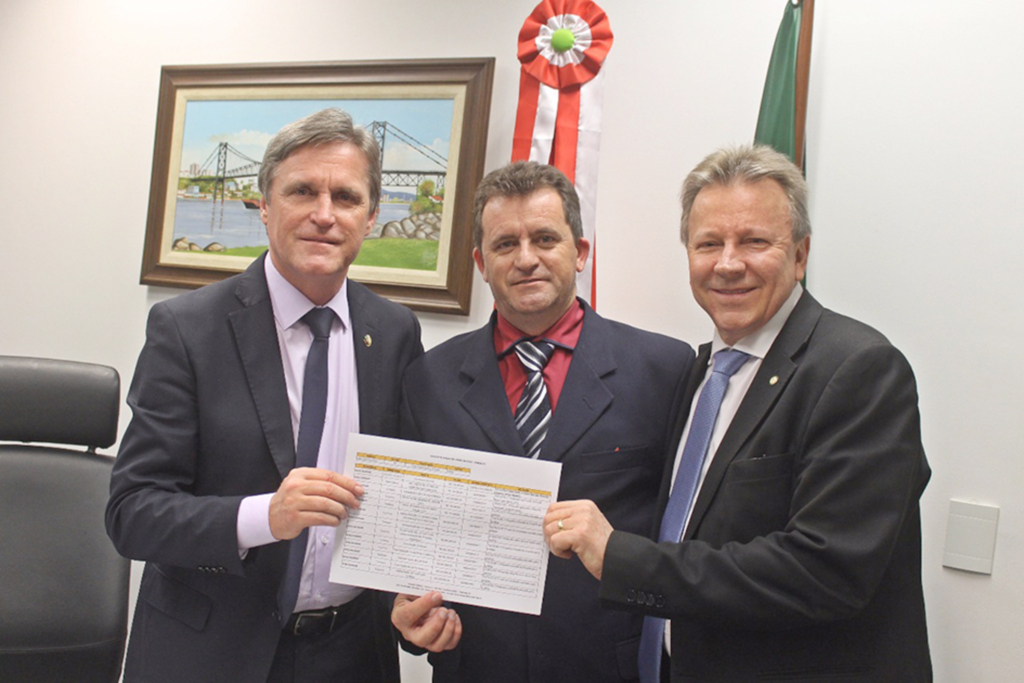 Prefeito de Anita volta otimista com recursos após viagem à Brasília