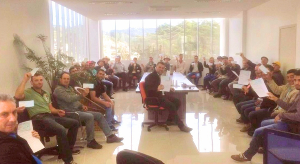 Administração de Abdon Batista entrega compensação financeira aos produtores rurais
