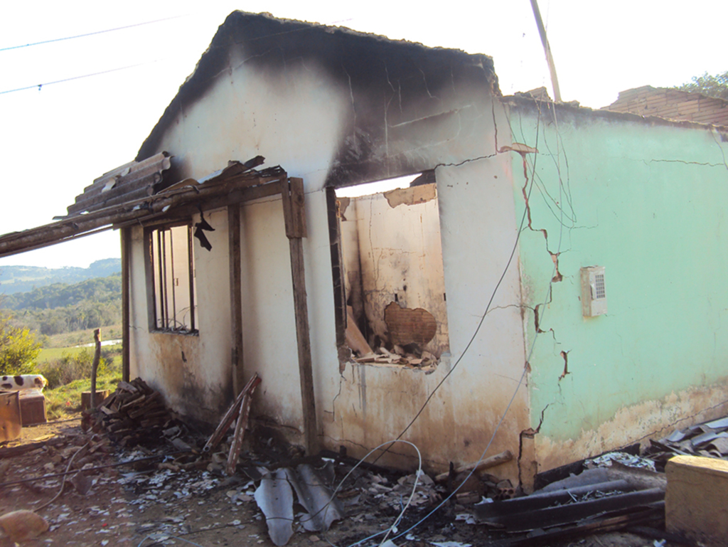 Incêndio destrói casa no interior de Celso Ramos