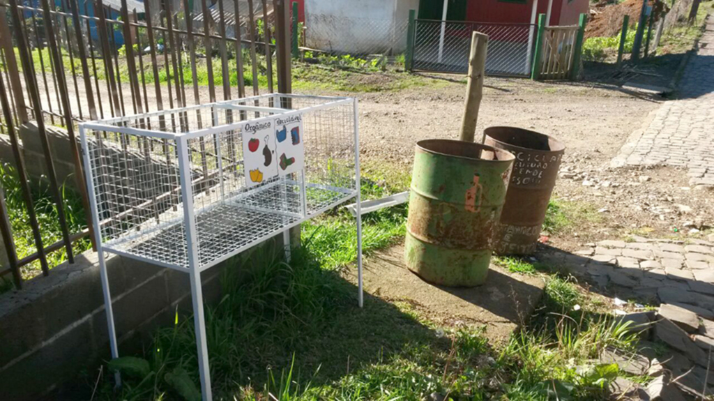 Novas lixeiras foram colocadas na cidade anitense