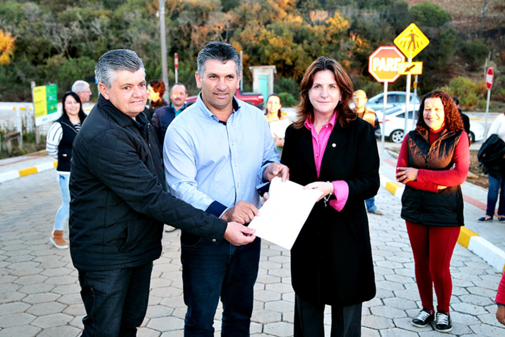 Deputada Carmen Zanotto entrega emendas aos municípios de Cerro Negro e Capão Alto