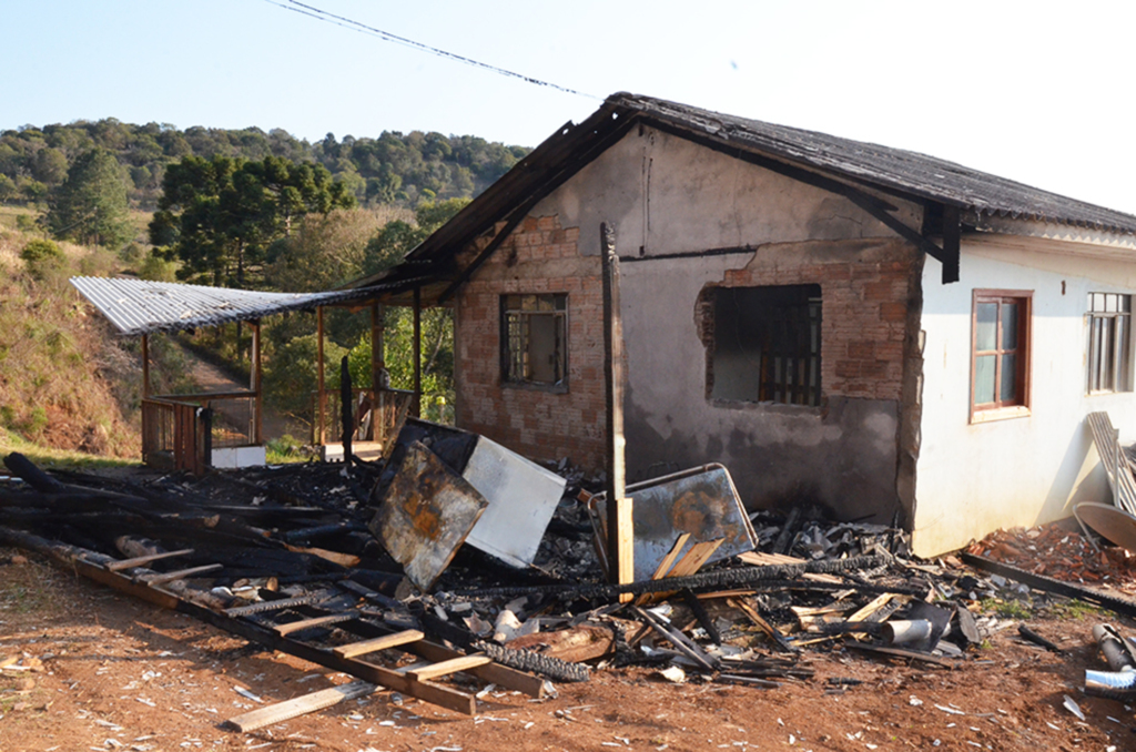 Incêndio destrói parte de residência no bairro Coral