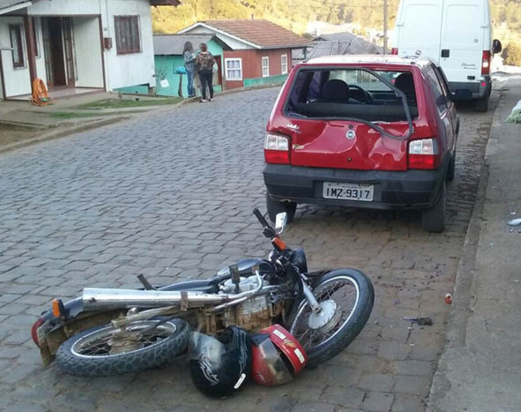 Dois acidentes envolvendo carros e motos foram registrados nos últimos dias em Anita Garibaldi
