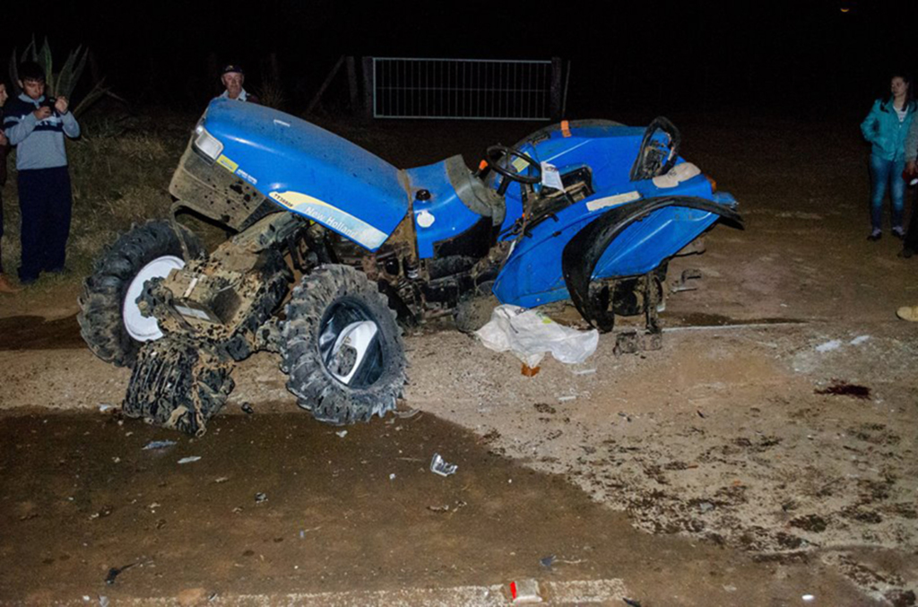 Trator ficou destruído ao ser atingido por uma camioneta na SC-390
