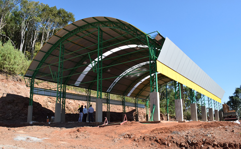 Obras da quadra coberta da Comunidade de Santa Catarina na reta final