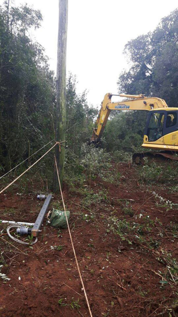 Secretaria de Obras de Pinhal auxilia equipe da RGE para o restabelecimento de energia elétrica