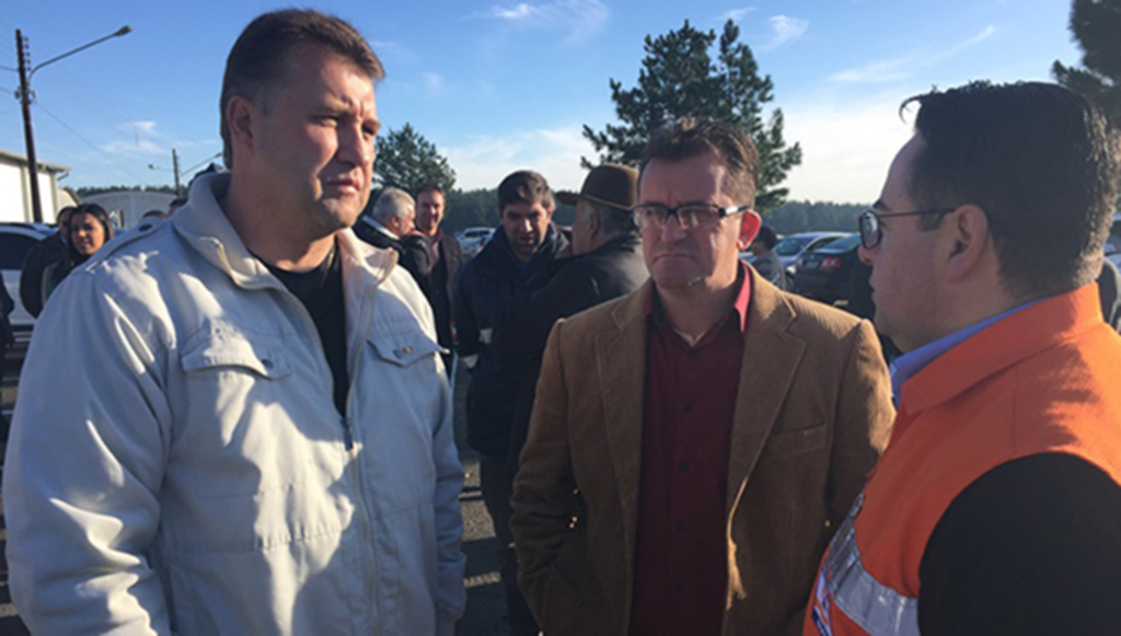  - Os prefeitos Lucimar, de Abdon, e João Cidinei, de Anita, com o coordenador geral da Defesa Civil Nacional, Mushue Hampel