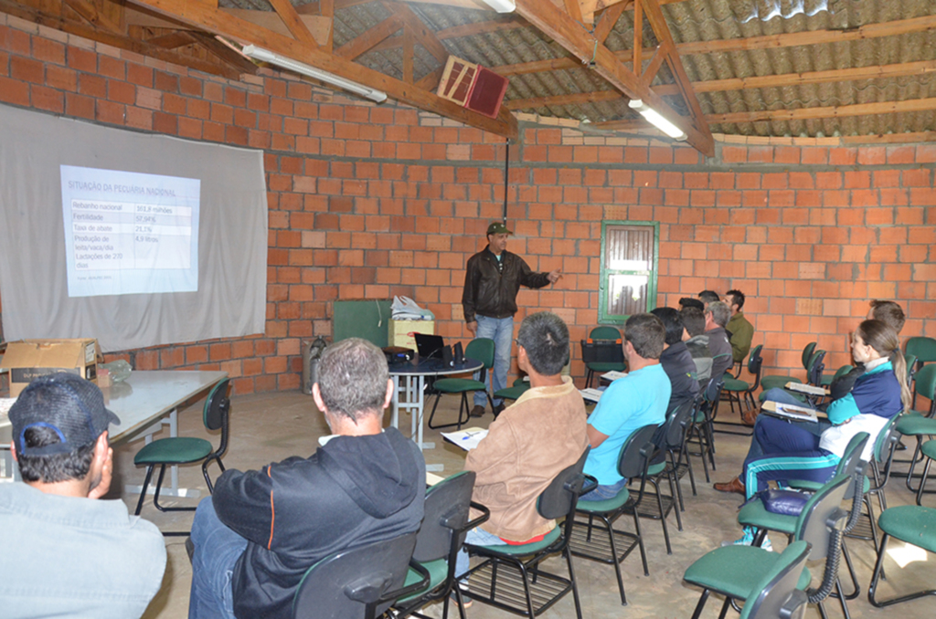 Produtores anitenses participam de curso de inseminação artificial