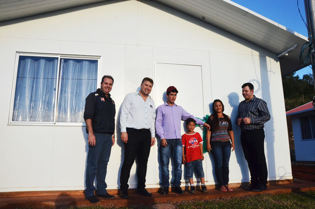 Dezessete famílias mudam a realidade de vida com novas moradias em Abdon