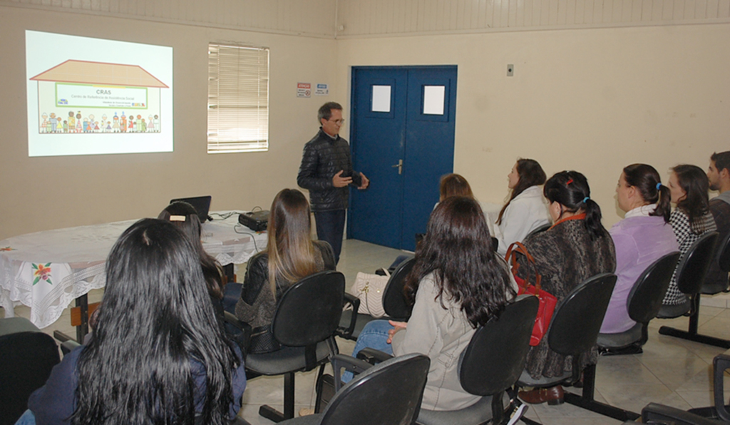 Profissionais da Assistência Social participam de capacitação