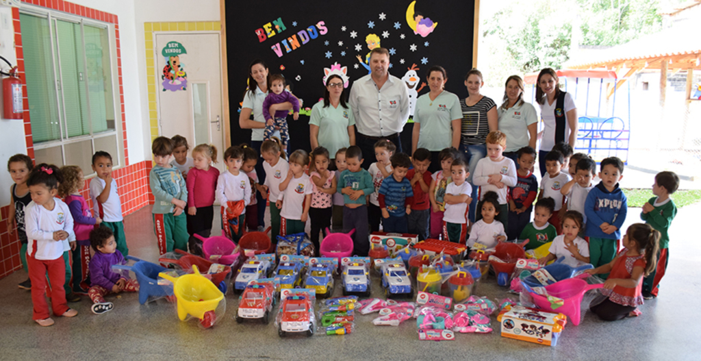 Prefeito de Abdon realiza entrega de brinquedos nas creches do município