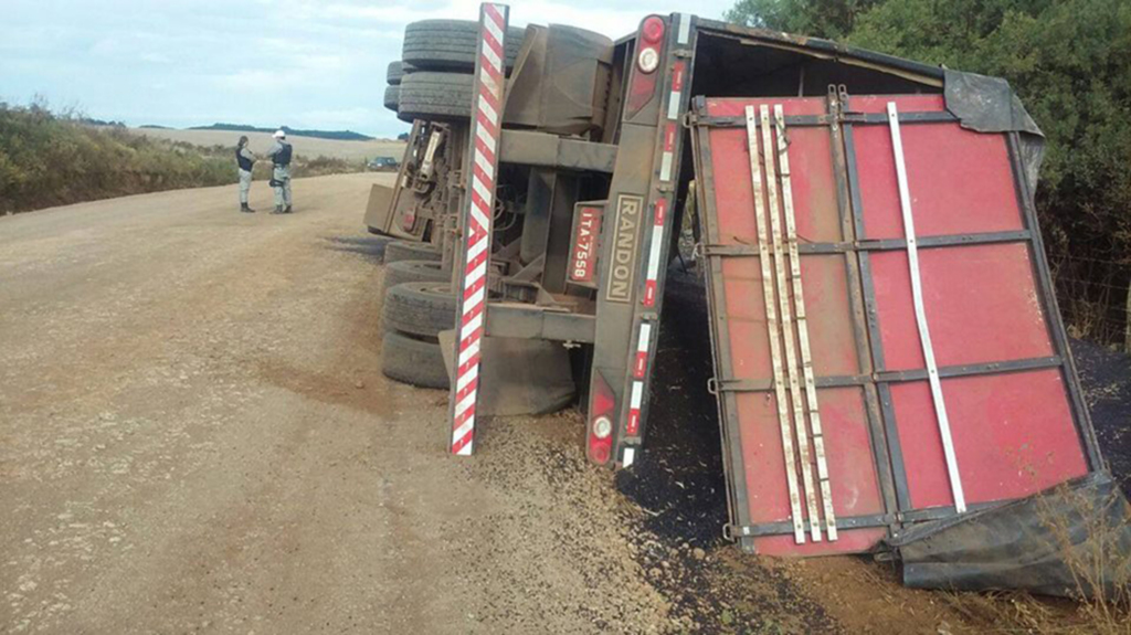 Motorista perde controle de caminhão em Esmeralda