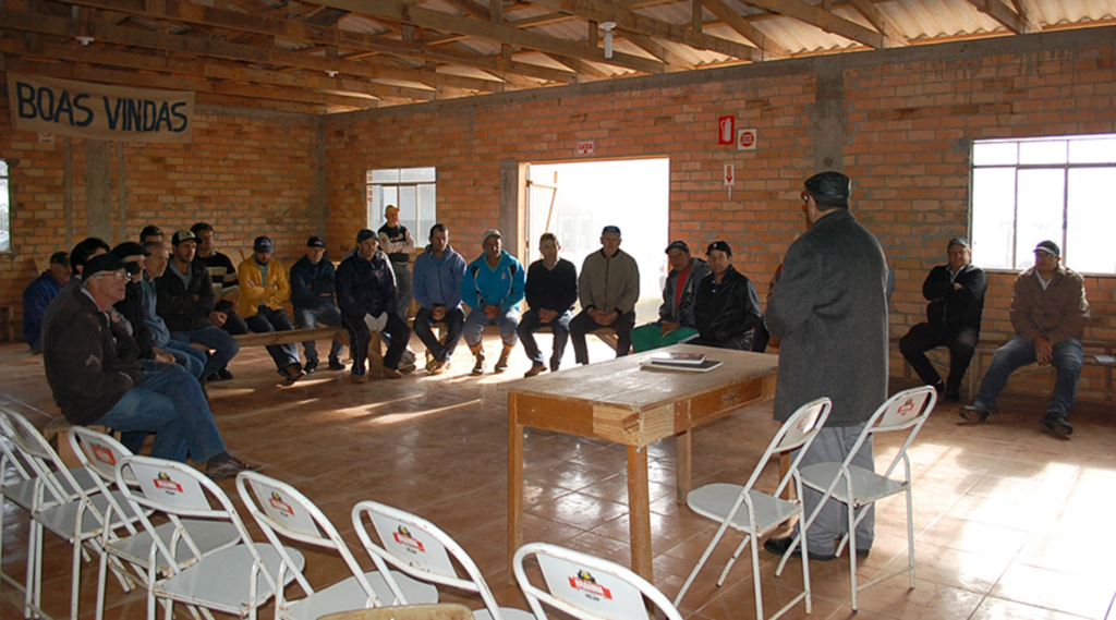 Agricultores realizam encontro para acertar detalhes de maquinários recebidos em Anita