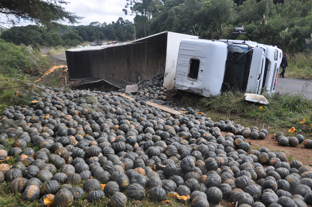 Carreta carregada de moranga tomba na SC-390 em Capão Alto