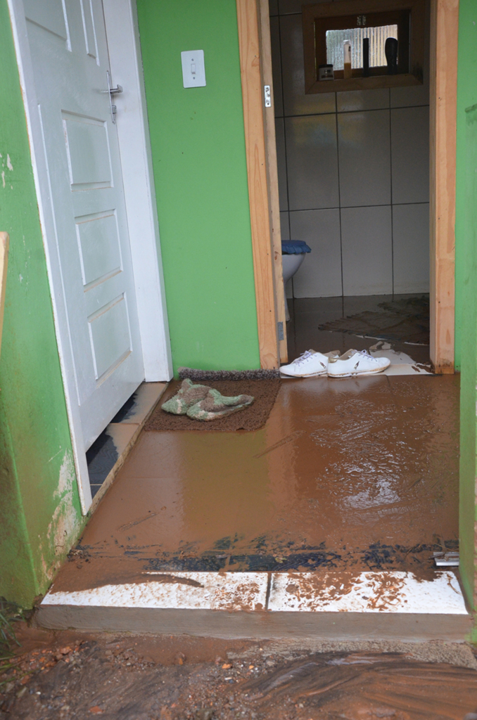 Casa abaixo do nível da rua enfrenta problemas com enxurradas
