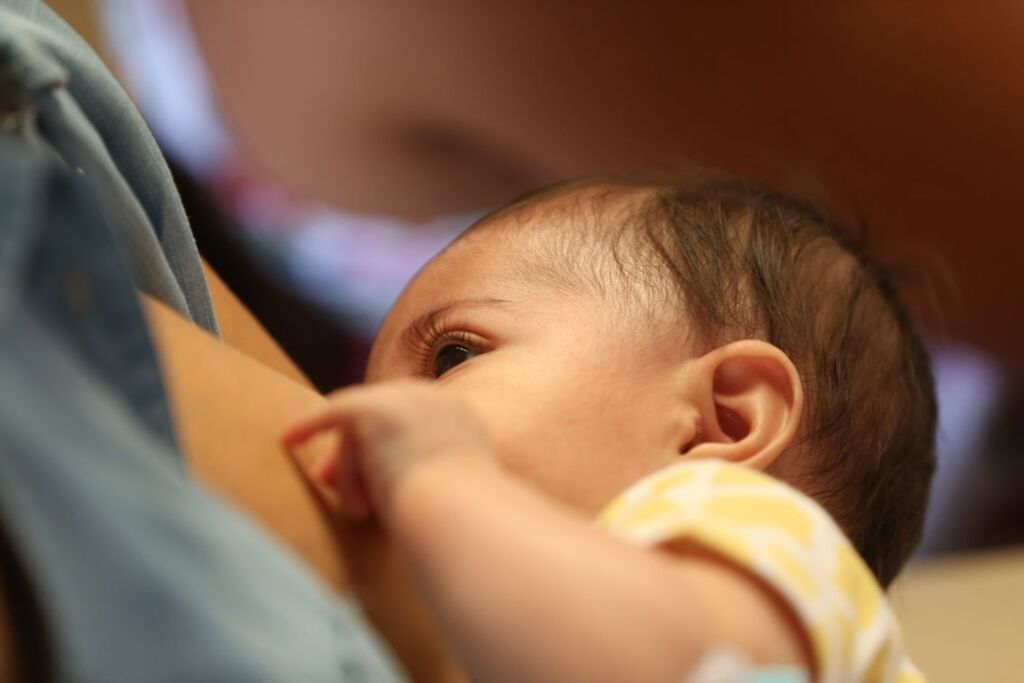 Três em cada cinco bebês não são amamentados na primeira hora de vida