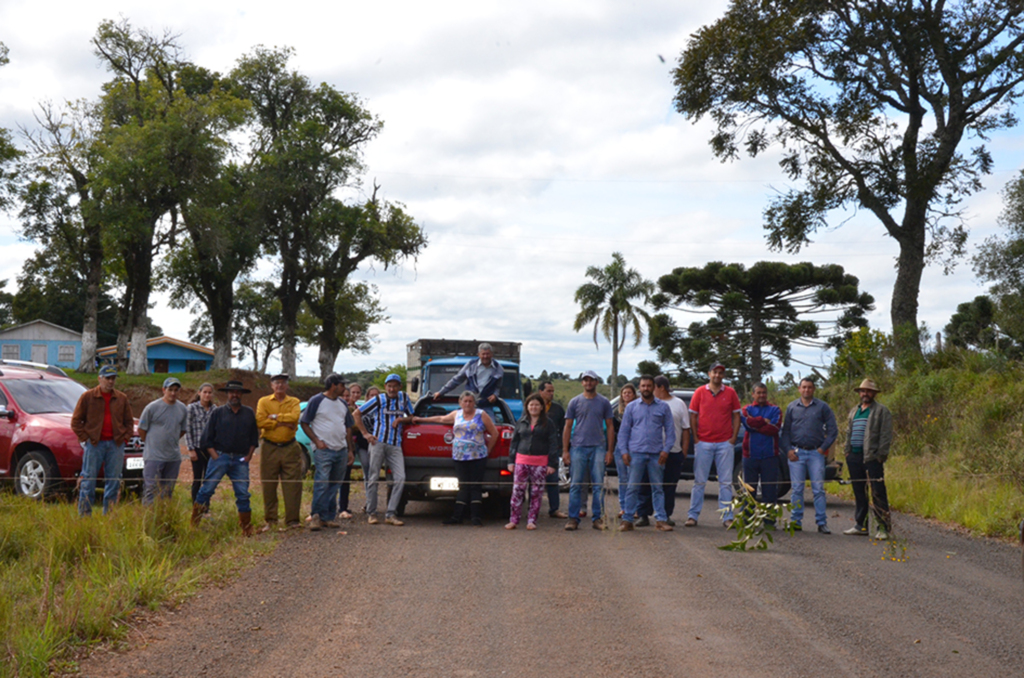 População de Pinhal paralisa trânsito reivindicando reforma na RS-456