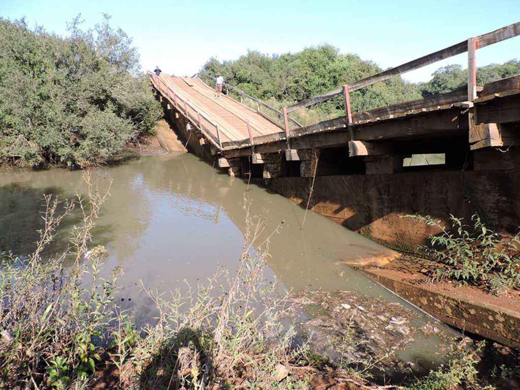 Ponte danificada interrompe trânsito na divisa de Esmeralda com Capão Bonito