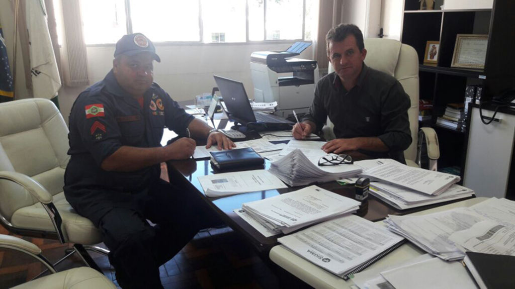 Prefeitura de Anita e Bombeiros Militar firmam convênio