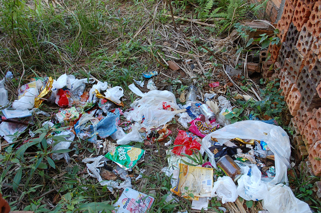 Terreno urbano tem sido local de depósito inadequado de lixo