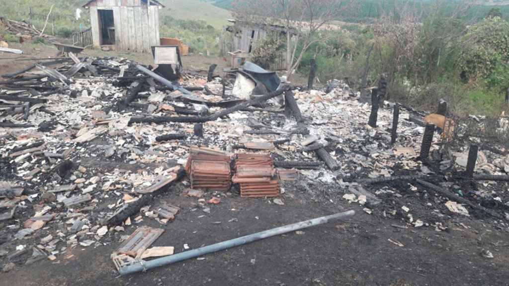 Família perde tudo em incêndio em Anita