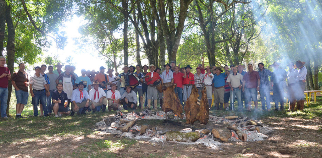 Amigos se reúnem em confraternização com cavalgada e costelaço em Anita