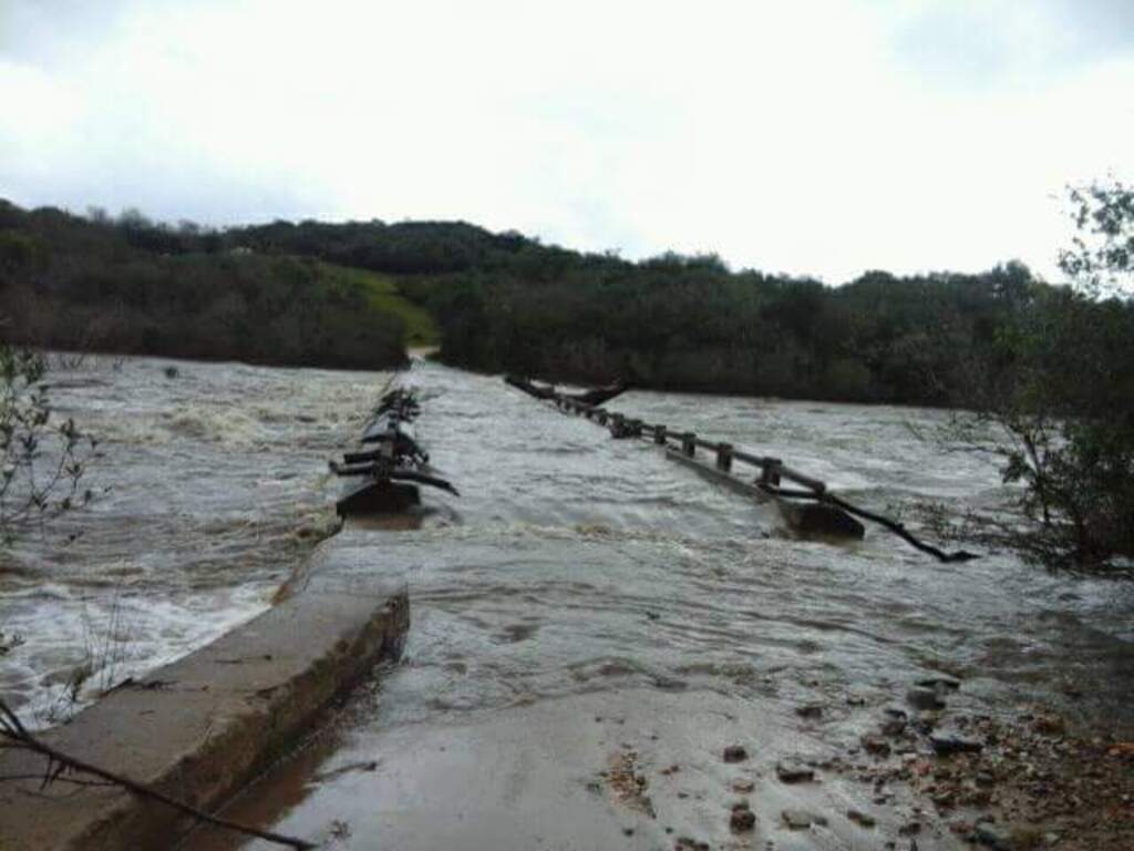 Arroio transborda e deixa ponte debaixo d'água na Região Sul