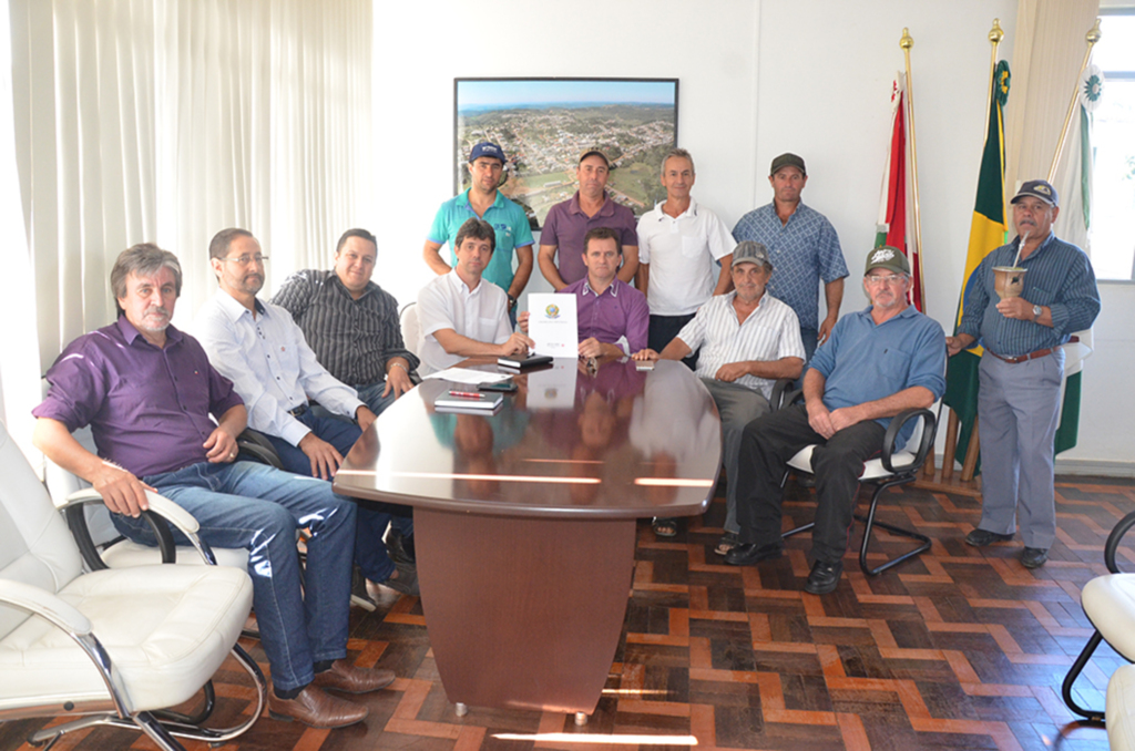 Agricultores anitenses solicitam a deputado uma retroescavadeira