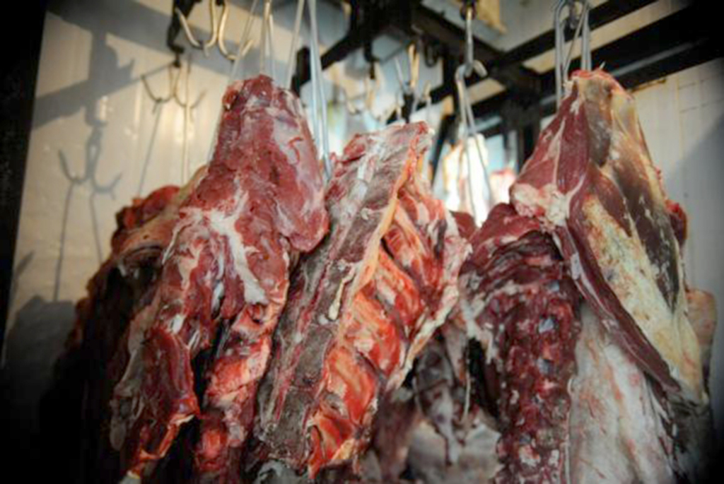 Empresas 'maquiavam' carne vencida e subornavam fiscais de ministério, diz PF