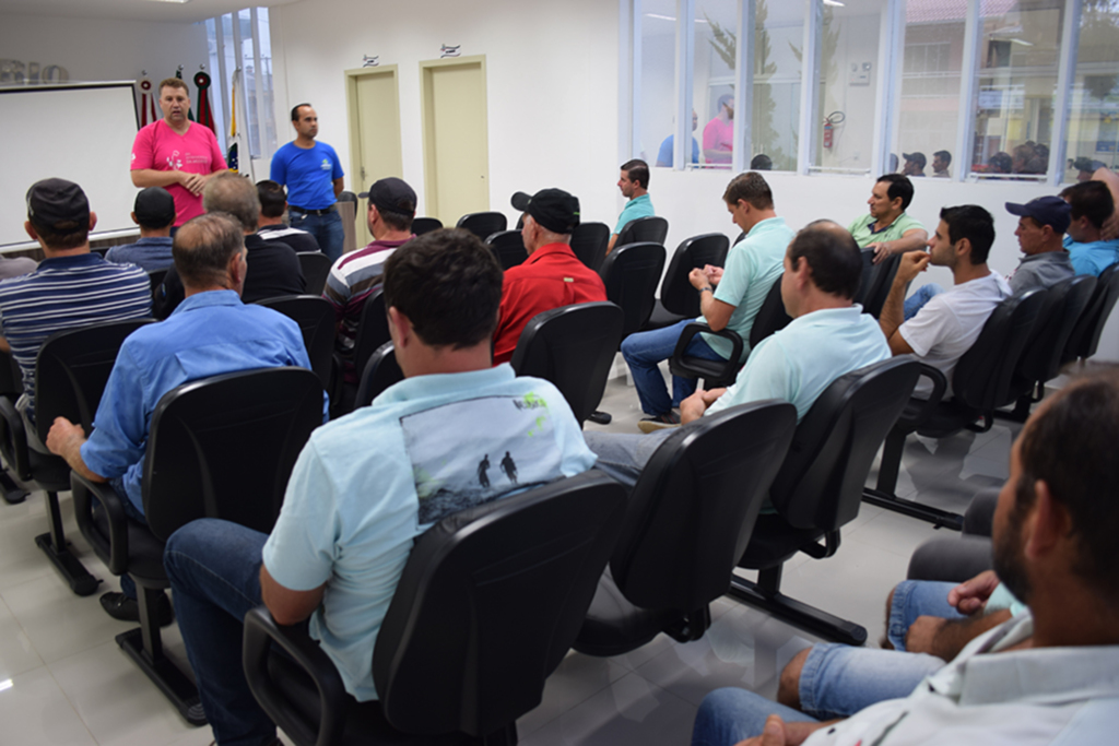 Funcionários participaram de Curso de Direção Preventiva e Manutenção de Veículos