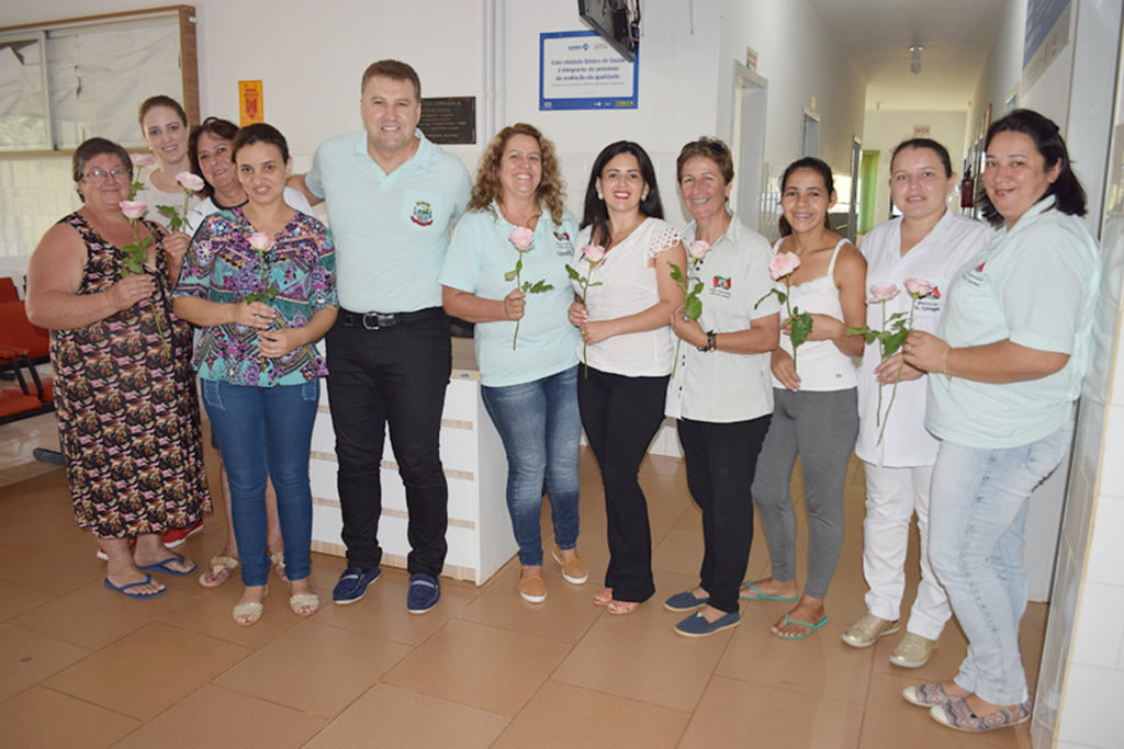 Prefeito de Abdon entrega rosas em comemoração ao Dia da Mulher