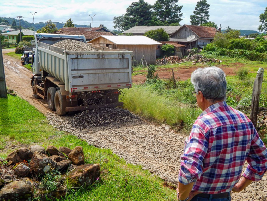 Ruas não pavimentadas recebem revestimento de brita em Campo Belo