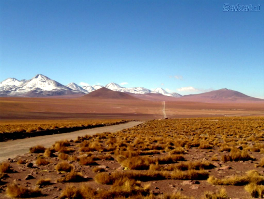 Grupo de motociclistas visita deserto no Chile