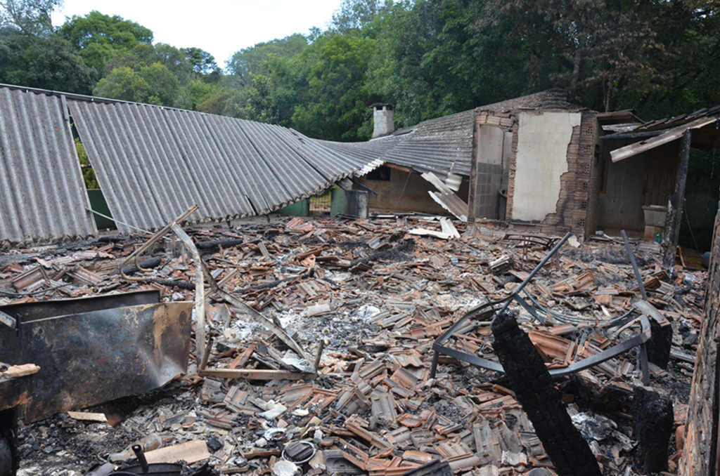  - Residência de 166m de área construída foi incendiada. Ainda não se sabe o que ocasionou o fogo