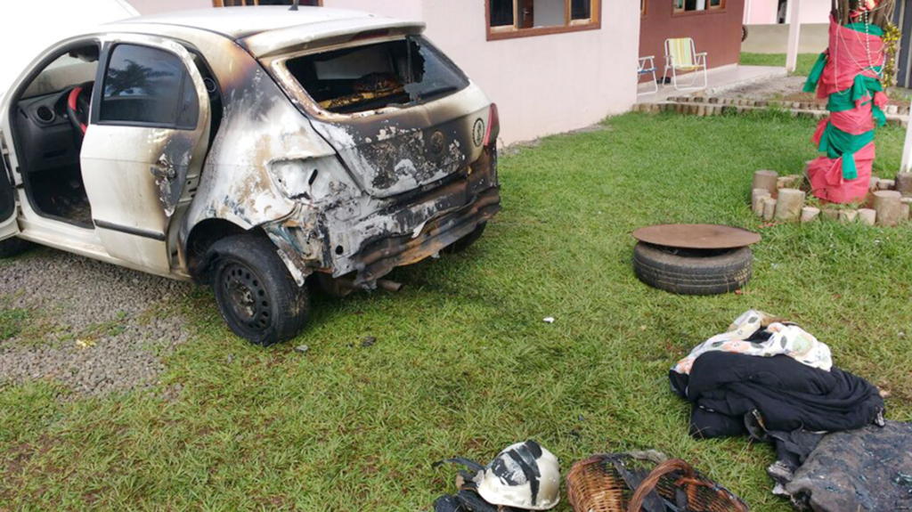Em Abdon Batista, veículo é incendiado dentro de garagem