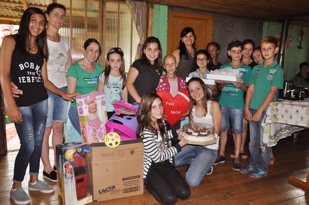 Rota Kids entrega presentes à família da pequena Emili