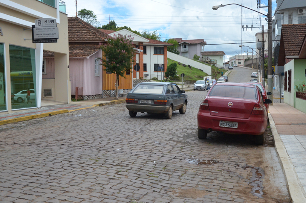 Rua Pedro Zampieri volta a ser mão dupla em todo o trecho em Anita